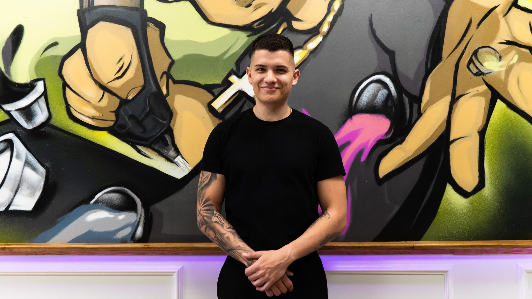 Paul Schnückler vor der Graffitiwand in seinem Studio