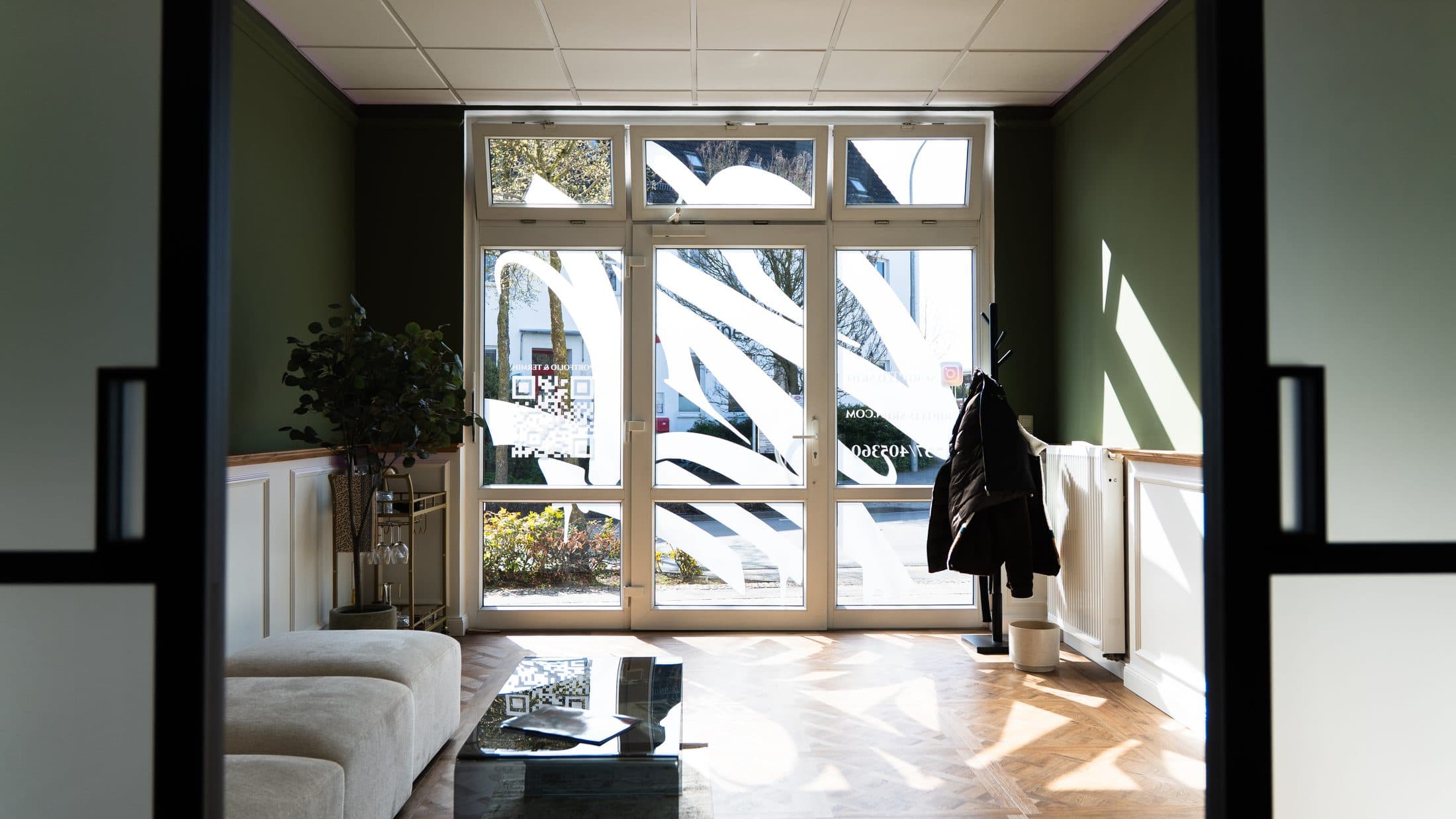 Heller Wartebereich mit großem Fenster