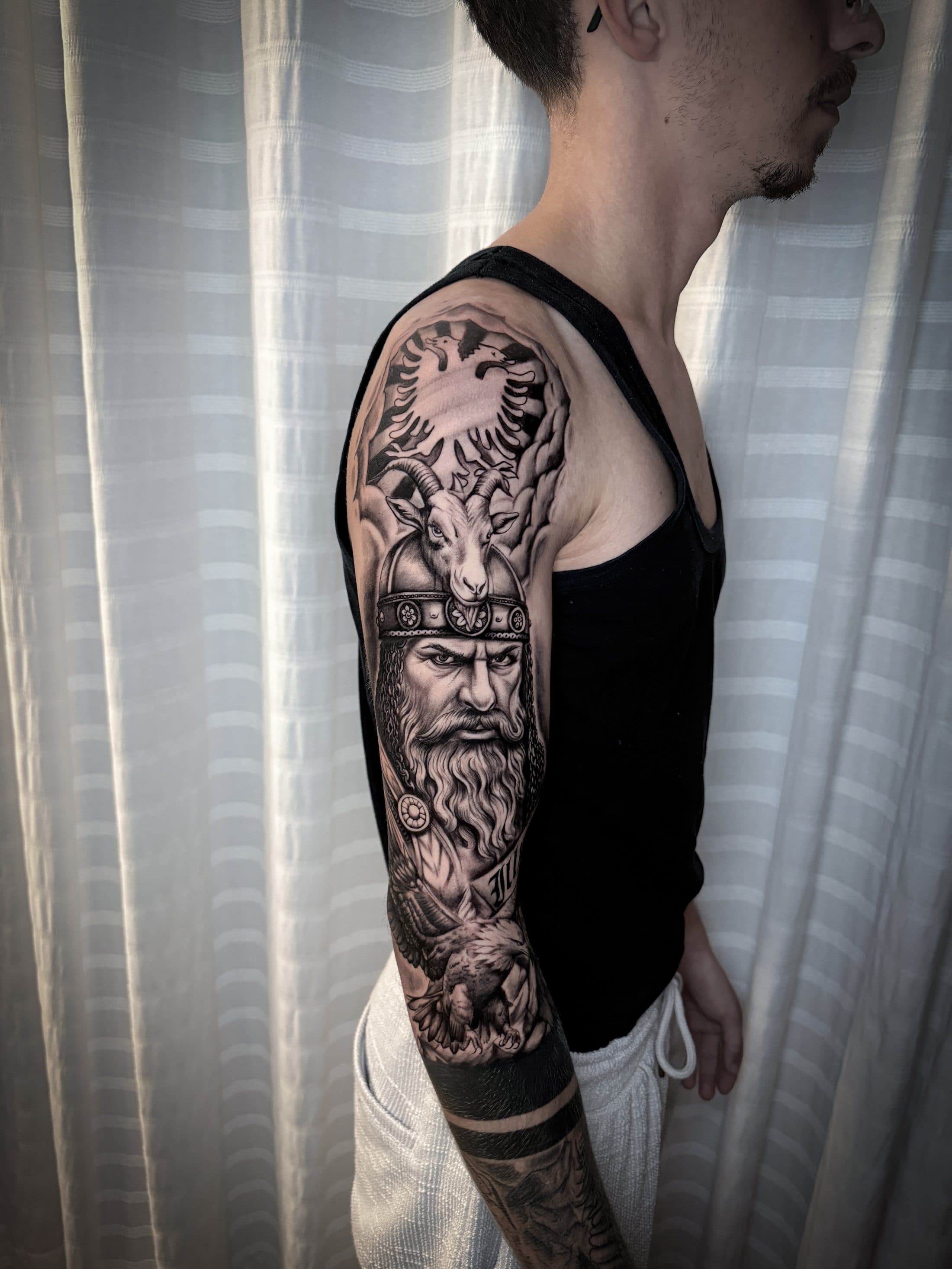 Wikinger-Krieger mit Widder als Sleeve auf dem Oberarm